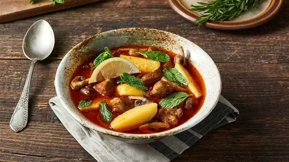 Gulasz z szynki wieprzowej z pieczarkami