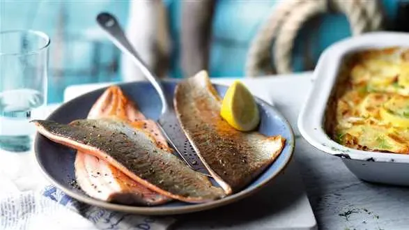 Filety z pstrąga z gratin z ziemniaków i kopru włoskiego