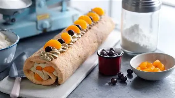 Biszkoptowa rolada z kremem kawowym i mandarynkami