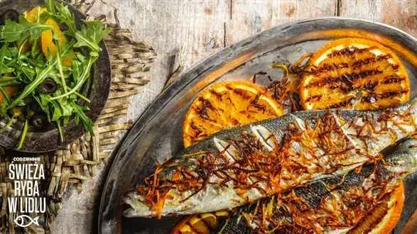 Labraks w cytrusach z sałatką z rukoli