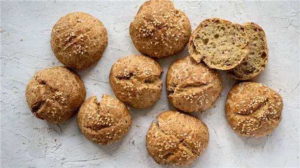 Wysokobiałkowe bułki z serkiem wiejskim