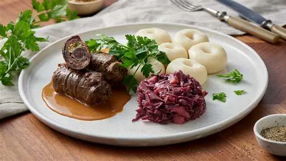 Rolada śląska z kluskami i modrą kapustą  