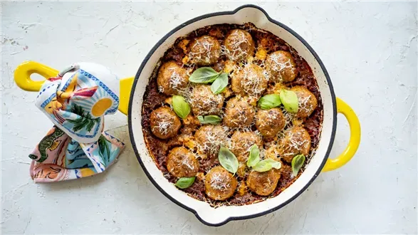 Pulpeciki z indyka zapiekane w sosie pomidorowym