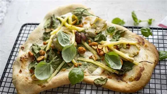 Wegańska pizza z grilla z karczochami i szpinakiem