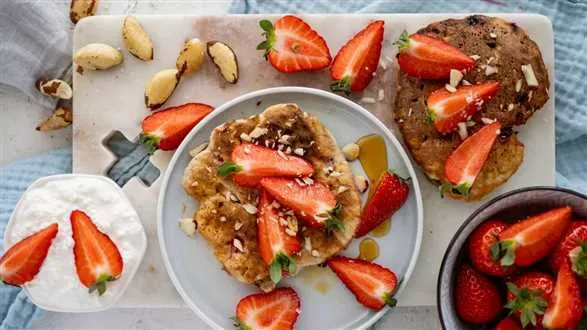 Placuszki z serka wiejskiego z truskawkami