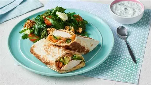 Tortilla z hummusem, kurczakiem i sałatką