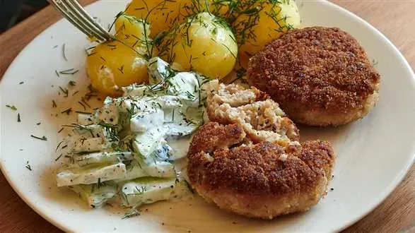 Kotlety mielone z młodymi ziemniakami i mizerią