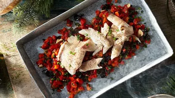 Pstrąg pieczony na ognisku na salsie z papryki i suszonych śliwek