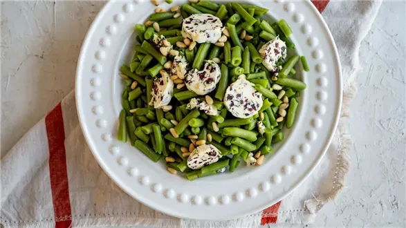 Fasolka z żurawinowo-ziołowym masłem