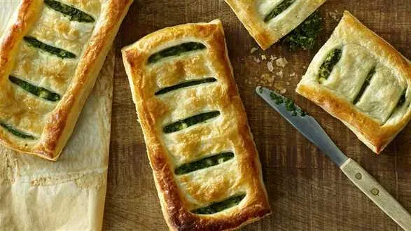 Ciasto francuskie ze szpinakiem – przepis