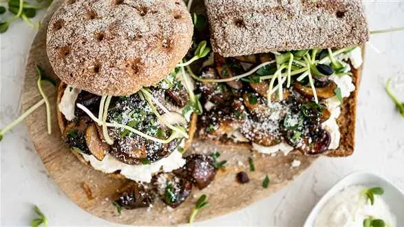 Kanapki z pieczarkami, twarogiem i chrzanem 