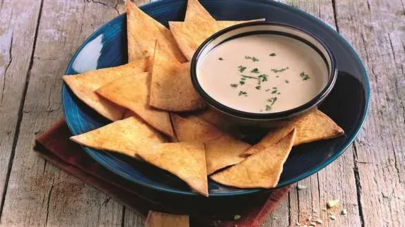 Chipsy z tortilli z sosem serowym