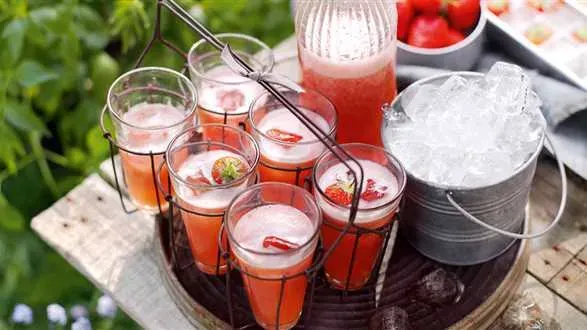 Lemoniada z rabarbaru i truskawek