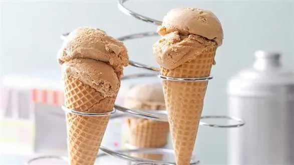 Kawowe lody z nektarynką