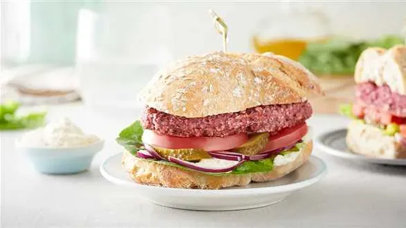 Wegańskie burgery z kotletem z buraków