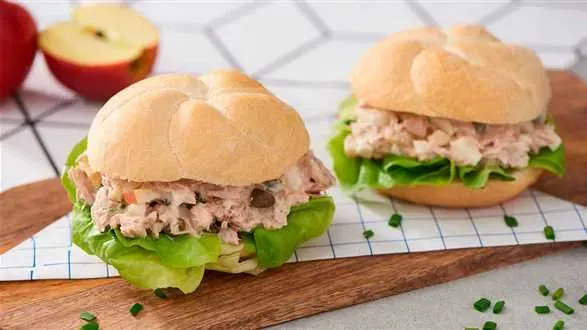 Holenderska sałatka z tuńczykiem i jajkiem