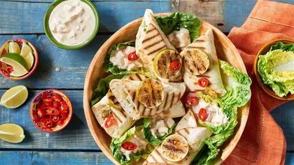 Tortilla z kurczakiem i salsą z pieczonej papryki