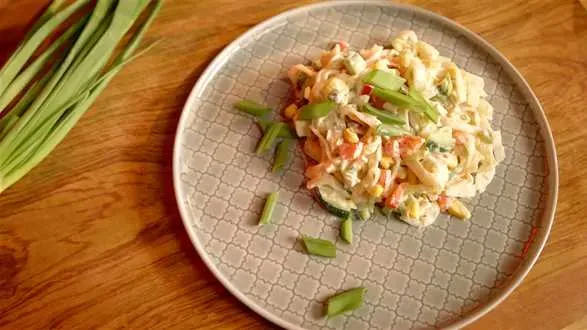 Sałatka krabowa z makaronem ryżowym