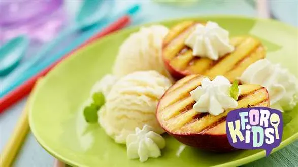 Grillowane brzoskwinie z bitą śmietaną i lodami