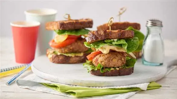 Studencki hamburger z ciecierzycą i domowym majonezem bazyliowym