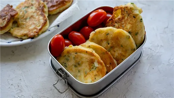 Placuszki z jajkiem i dymką