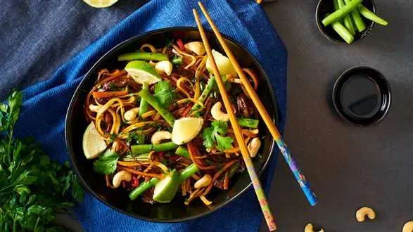 Makaron z boczniakami po azjatycku