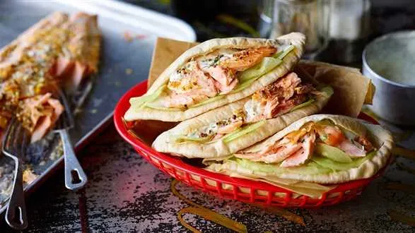 Łosoś z kremem musztardowym w chlebie pita