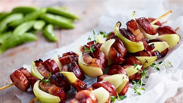 Grillowane szaszłyki z boczku i kiełbasy