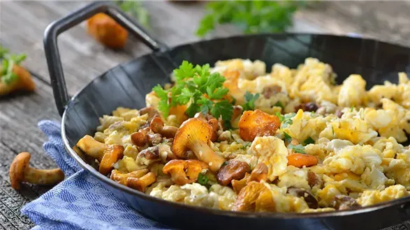 Jajecznica z kurkami