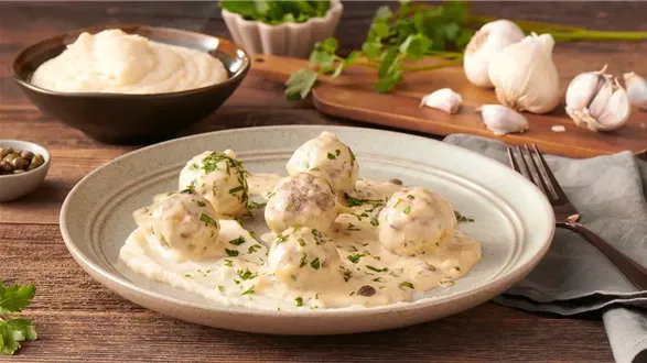 Klopsiki wołowo-wieprzowe w stylu szwedzkim