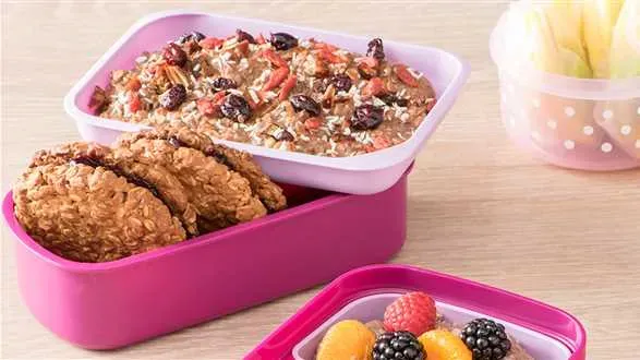 Czekoladowa miska smoothie i ciastka owsiane – lunchbox na słodko