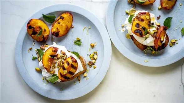 Tost z karmelizowaną brzoskwinią