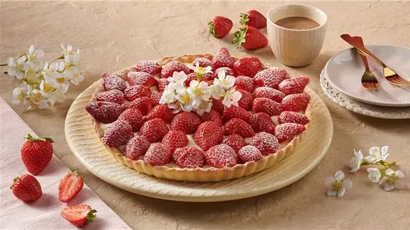 Tarta z truskawkami i kremem budyniowym