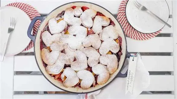 Cobbler – owoce pod kruchymi ciasteczkami