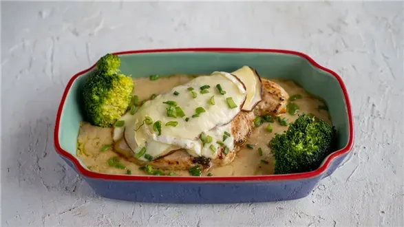 Piersi kurczaka zapiekane w sosie z jabłkiem i serem