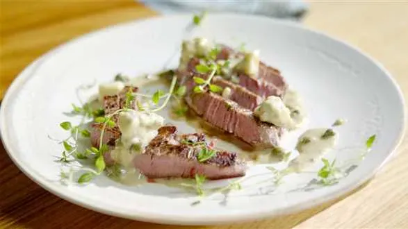 Stek wołowy w sosie serowo-tymiankowym