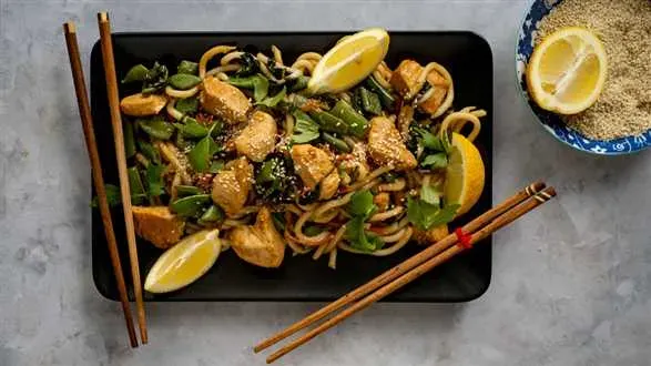 Kurczak hoisin z makaronem udon