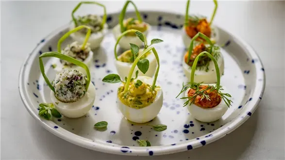 Faszerowane jajka koszyczki w trzech kolorach