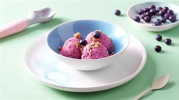 Mrożony jogurt z owocami leśnymi