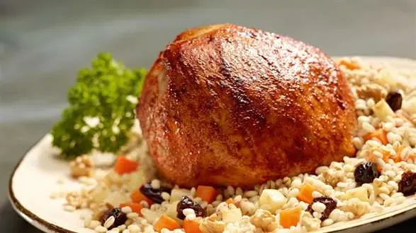 Pieczona szynka z papryką i orzechowym pęczakiem