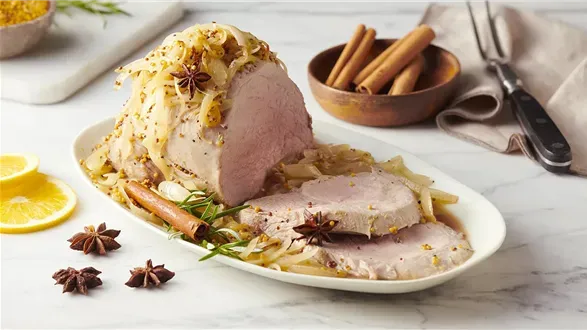 Pieczona szynka z sosem cebulowym