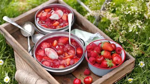 Poncz różany z truskawkami