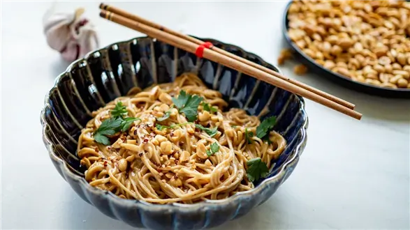 Ekspresowy makaron ramen z masłem orzechowym (peanut ramen)
