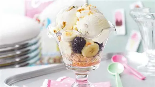 Lodowy trifle jeżynowo-bananowy