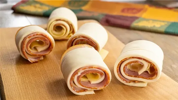 Ślimaczki z ciasta francuskiego z serem i szynką