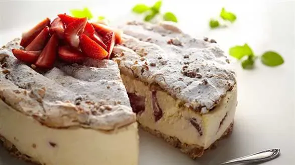 Dacquoise orzechowo-truskawkowy 