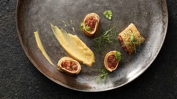 Tatar wołowy w omlecie sojowym