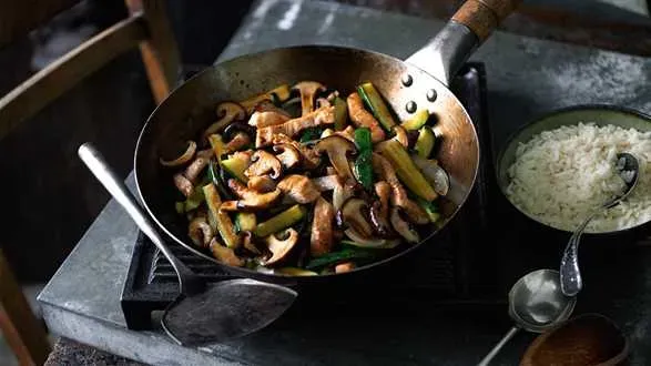 Indyk z cukinią i grzybami z woka