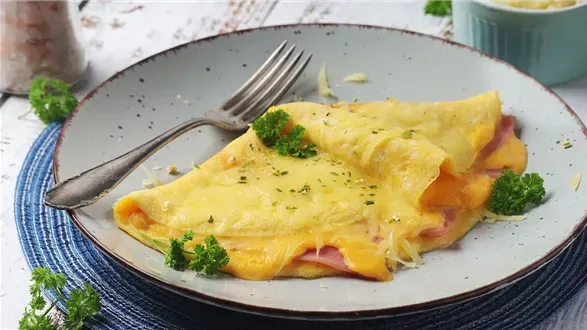 Omlet z szynką i serem