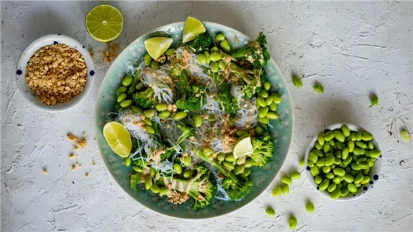 Lekka sałatka z makaronem konjac i warzywami